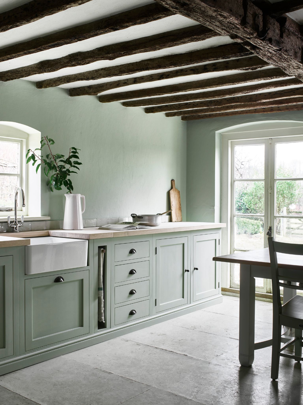 deco intérieure poutres apparentes bois mobiliers vert sauge