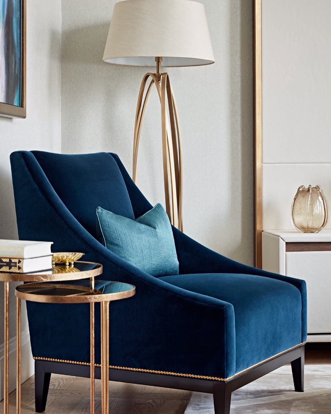 fauteuil élégant bleu velours pieds bois foncé table basse ronde laiton