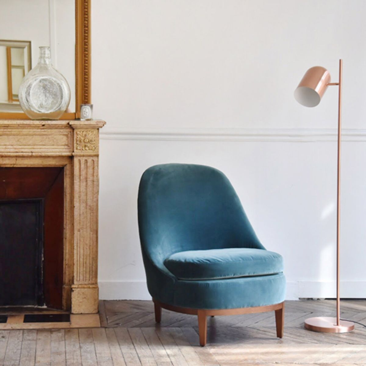 fauteuil velours bleu de prusse coton bourbon parquet bois chevron