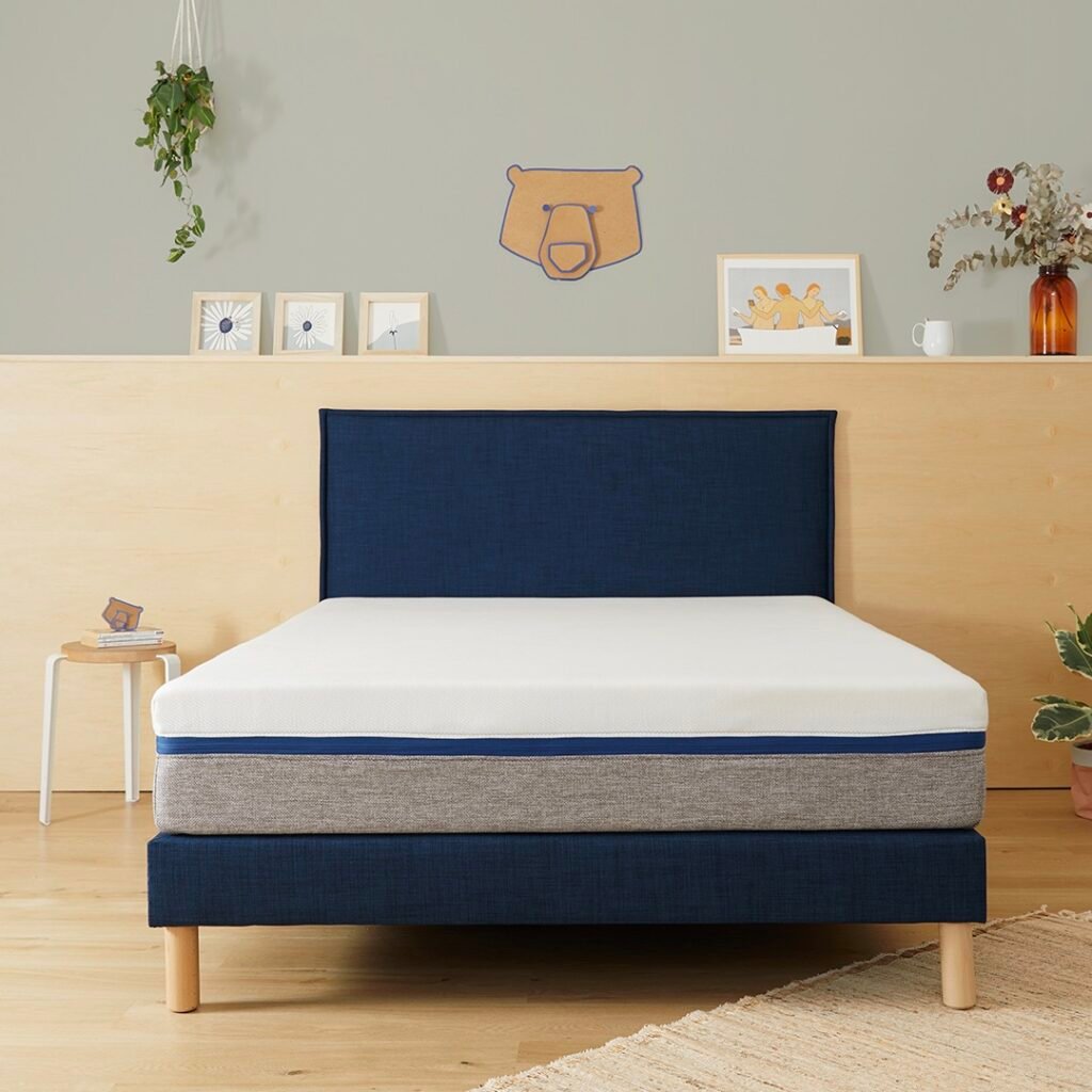 lit bleu foncé décoration fibres naturelles tapis