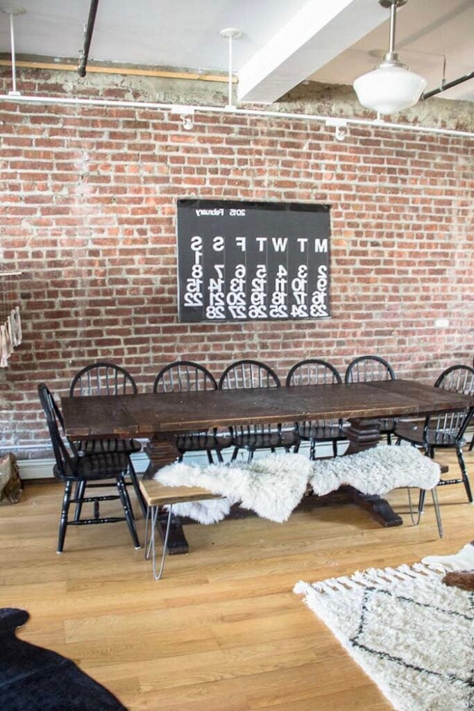 loft style indus mur briquettes salle manger table campagne