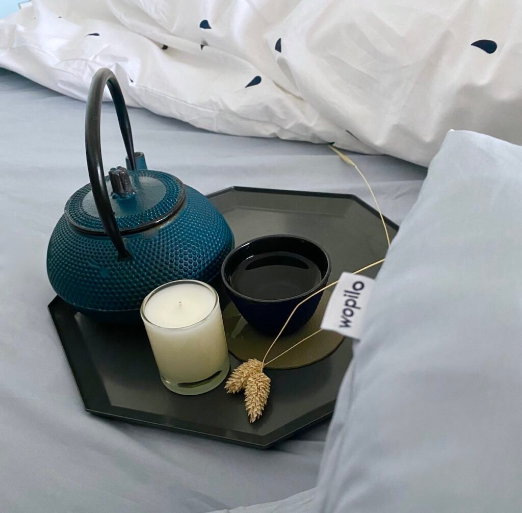 petit-déjeuner au lit théière fonte bleu canard plateau hexagonal gris