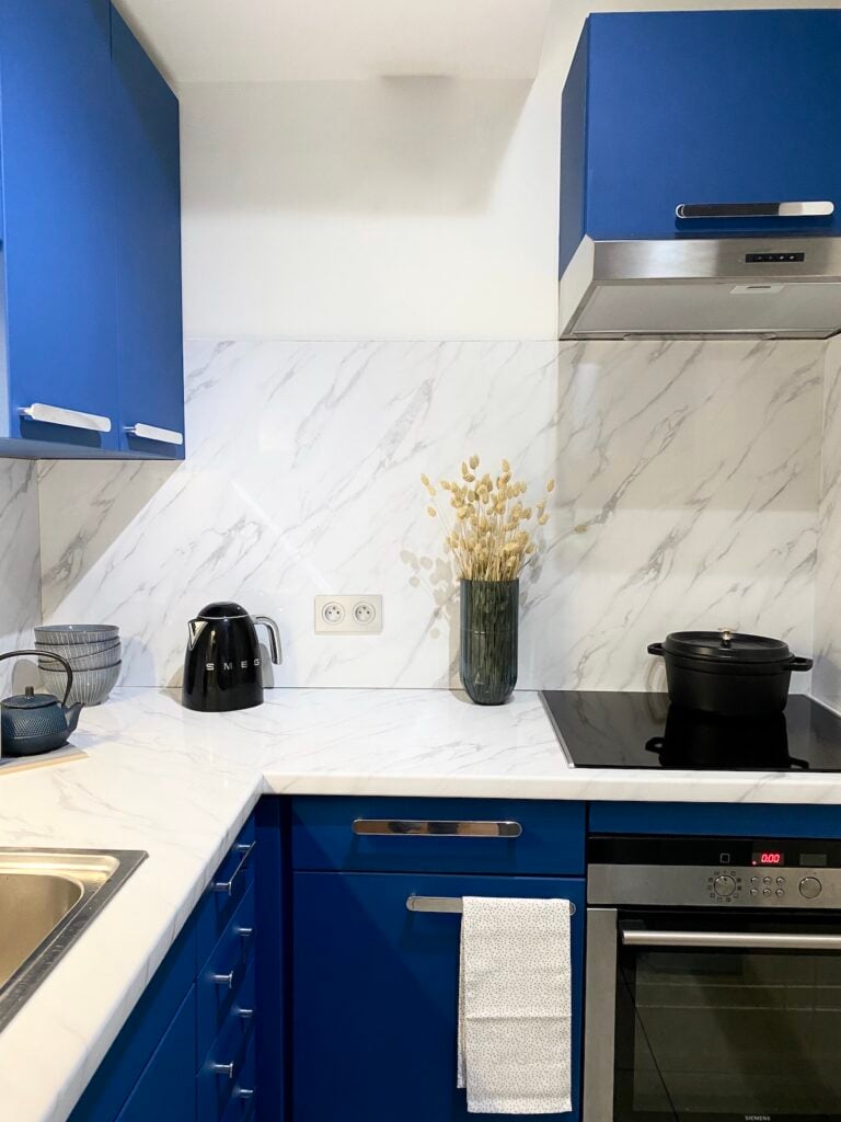 réno cuisine avant après bleu foncé canard