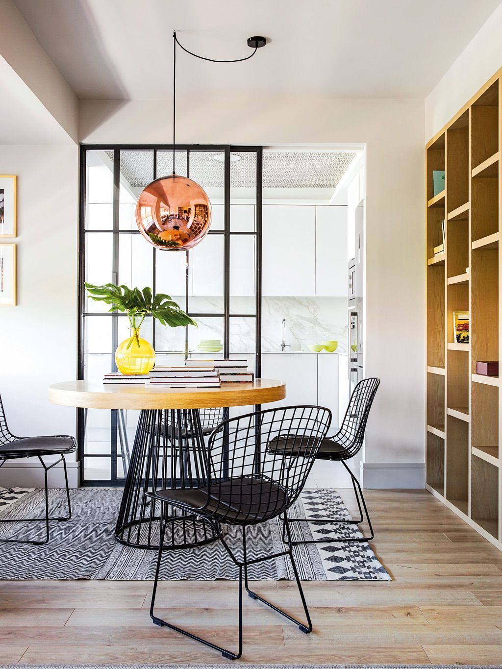 salle à manger verrière métal noir suspension tom dixon cuivre