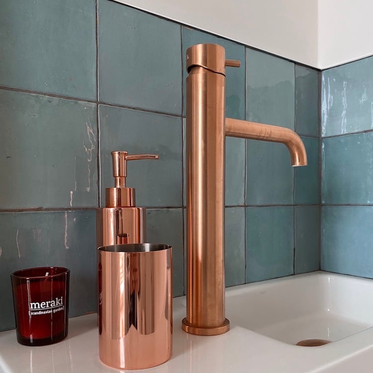 salle de bain zellige bleu turquoise robinet cuivre