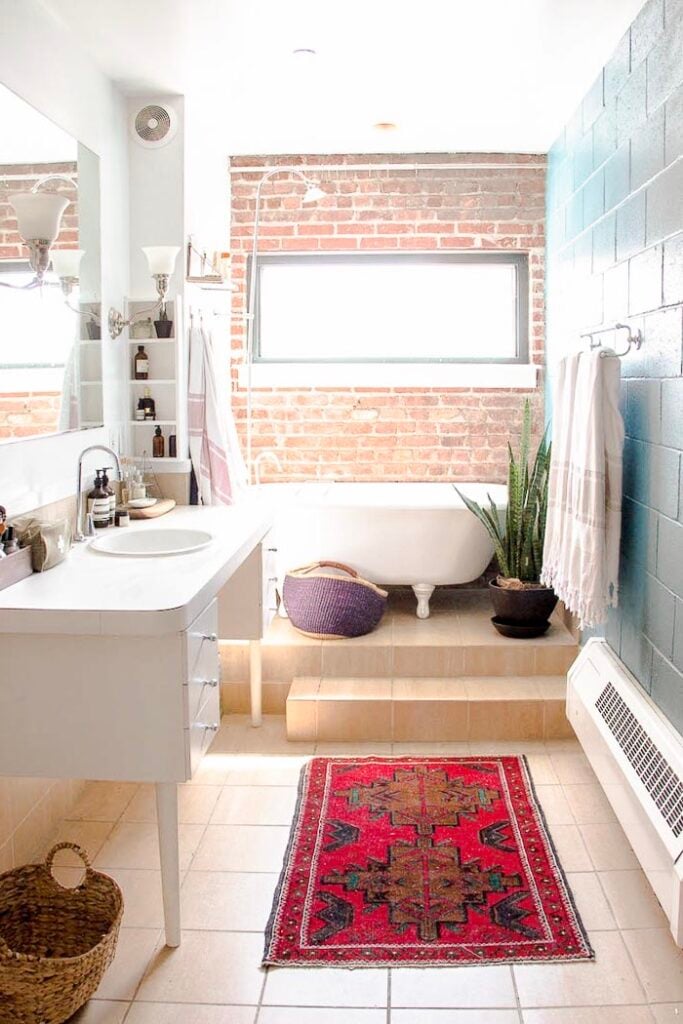 salle de bains estrade baignoire pied rétro blanche patte lion