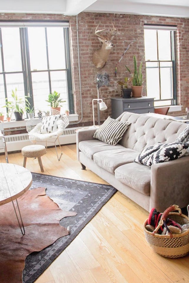 salon déco loft style indus tapis accumulation canapé gris clou