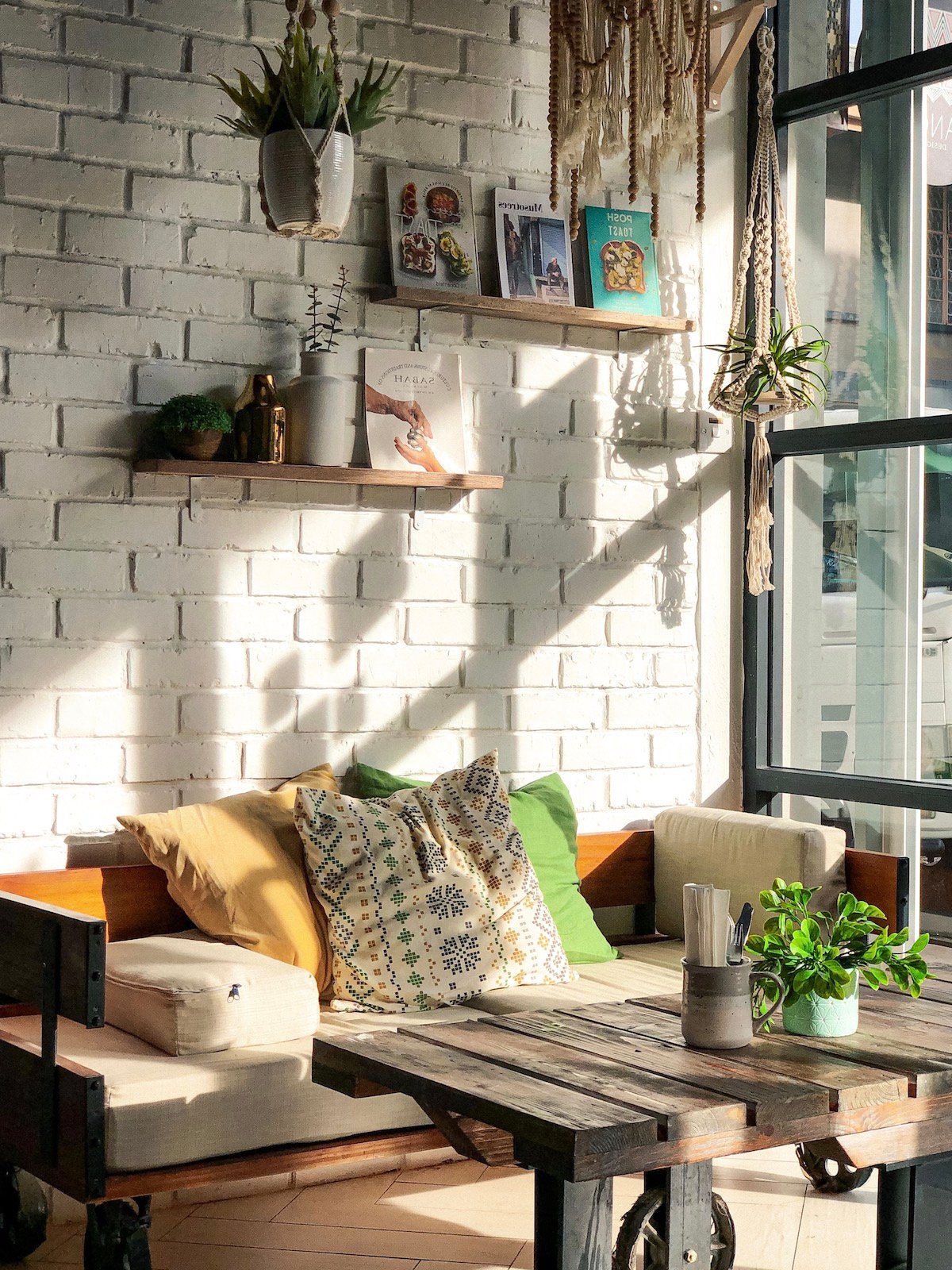 salon style industriel mur briques blanches table basse roulette