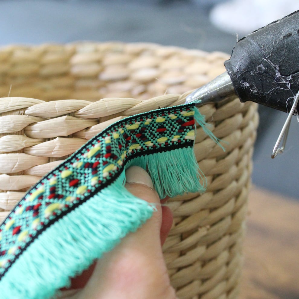 tutoriel customiser panier en osier ruban turquoise à frange