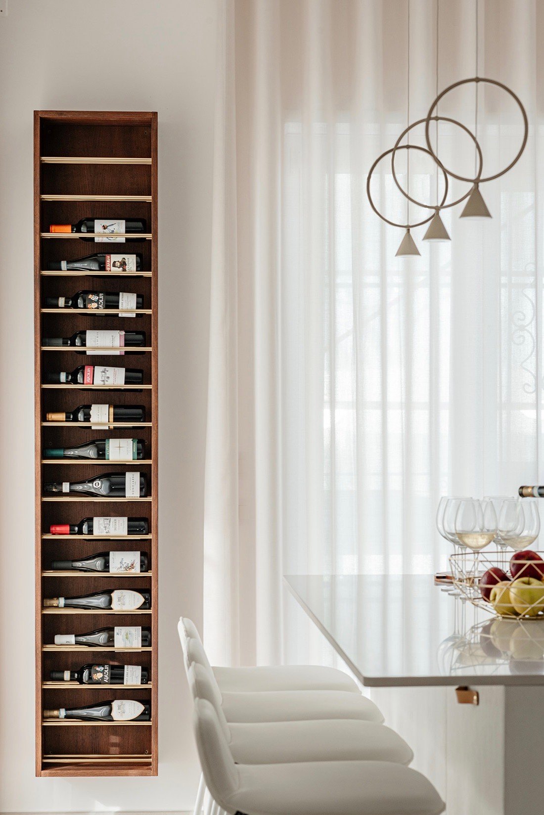 appartement 90m2 range bouteille mural casier bois design