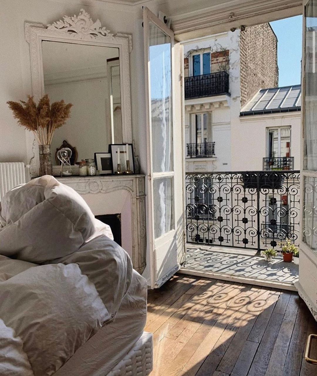 chambre appartement haussmannien parquet bois lamé cheminée marbre gris blanc balcon