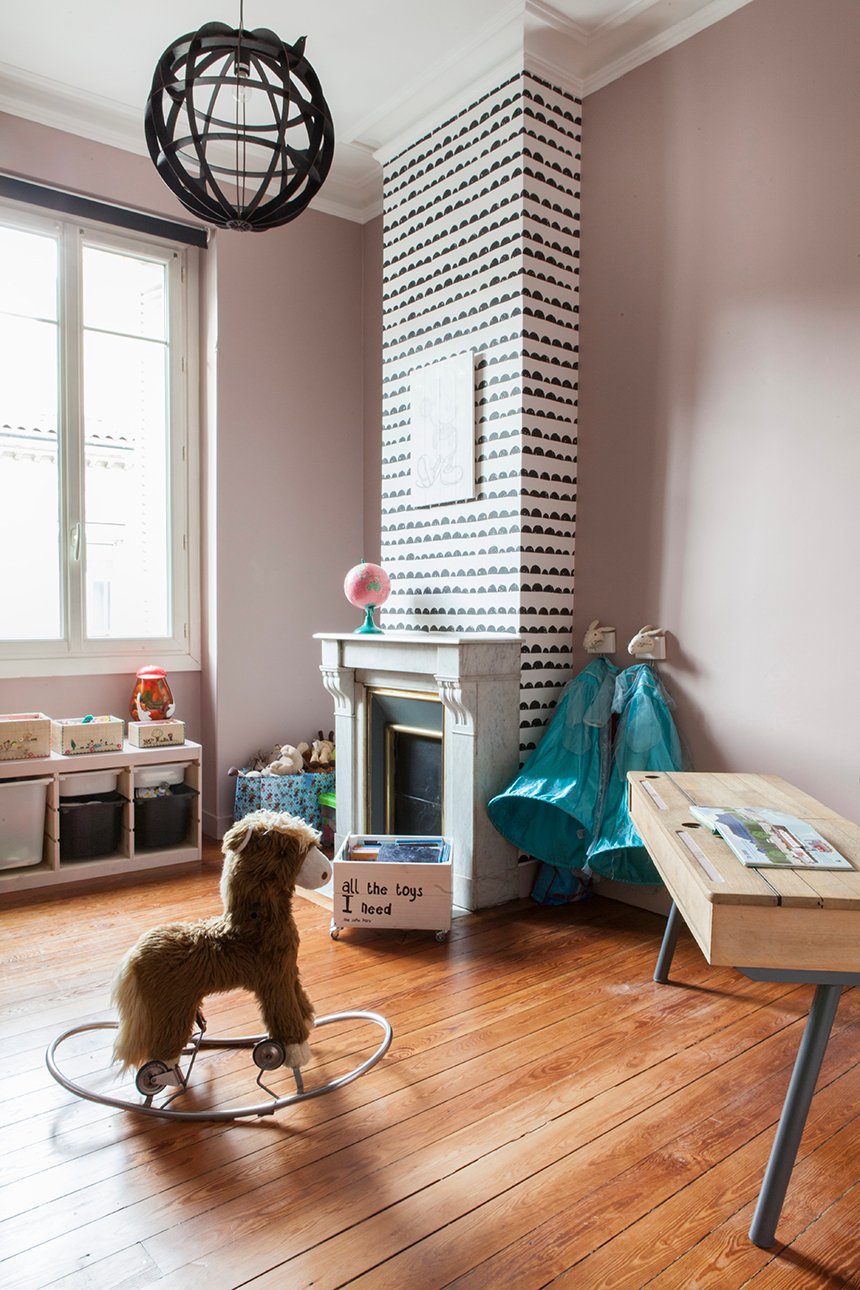 chambre enfant cheminée personnalisée cheval à bascule parquet bois lamé