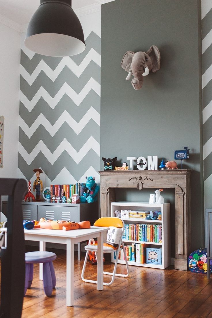 chambre enfant mur gris kaki déco murale optimisation d'espace jouets enfants