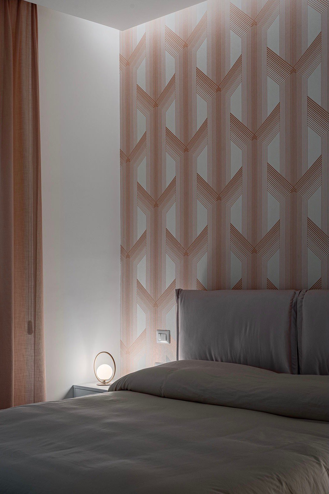 chambre minimaliste grise appartement 90m2 papier peint cuivre