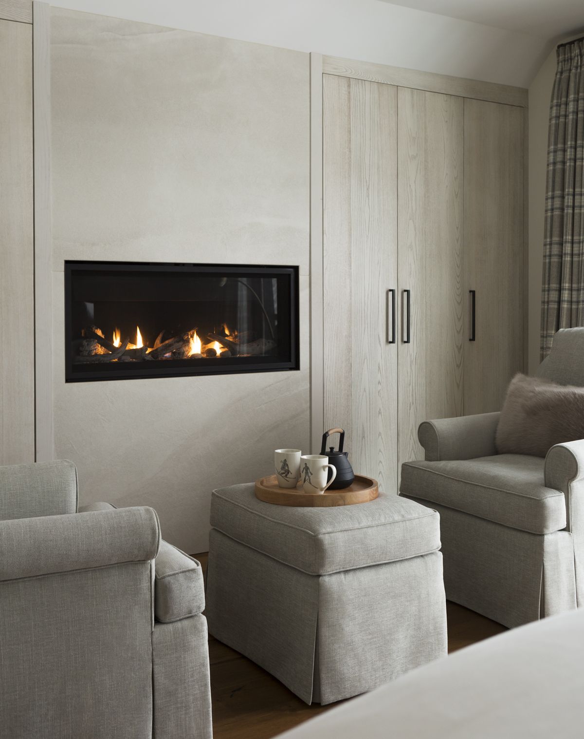 cheminée encastrée mur porte vitrée pièce sobre élégante grise