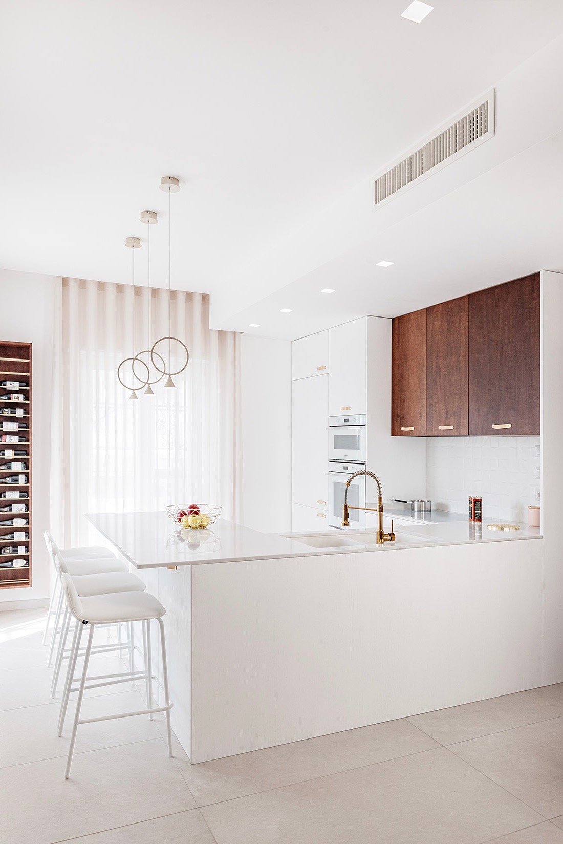 cuisine toute blanche ouverte bar américain 90m²