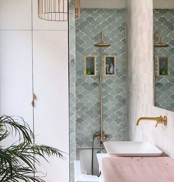 douche crédence écaille poisson vert bleu robinet laiton deco plante verte