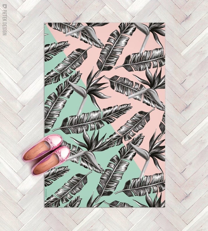 entrée originale paillasson palmier rose vert parquet gris chevron