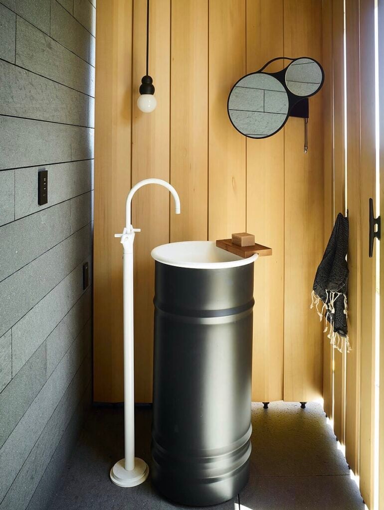 lave-main robinet sur pied vasque effet bidon original