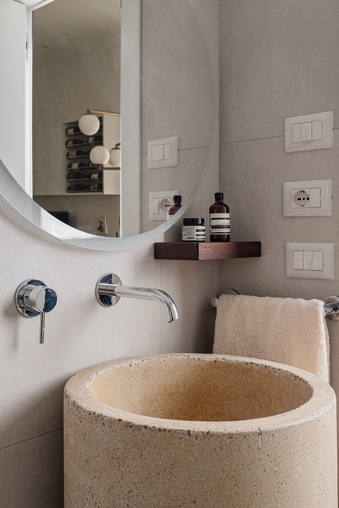 lave main vasque pierre beige granit sur pied rond