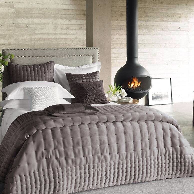 poêle rond noir chambre cosy lit double plaid gris souris style chalet