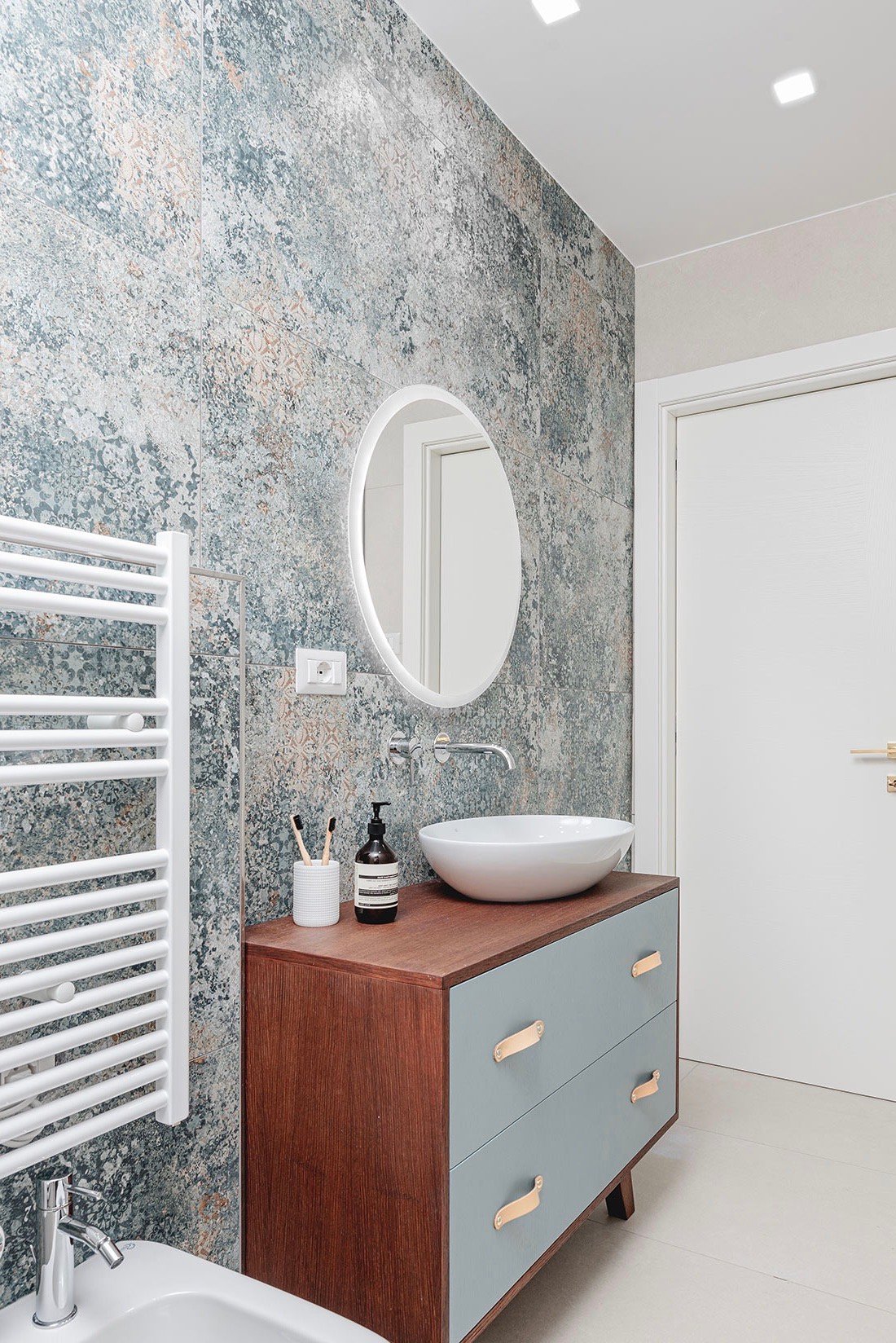 salle de bains pastel vert de gris bleu acajou