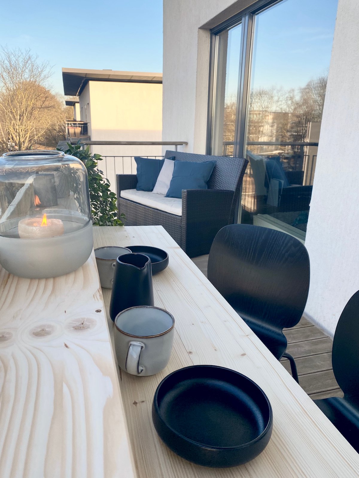 aménager un balcon en longueur coin cosy repas