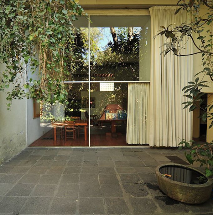 architecture contemporaine baie vitrée rideau blanc cour extérieure