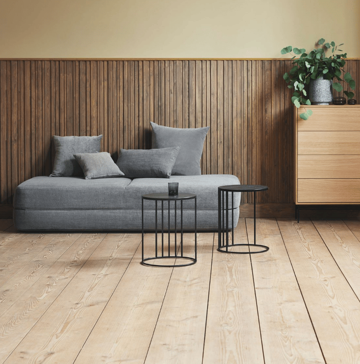 banquette grise ronde mur sol bois lamé table basse métallique noir