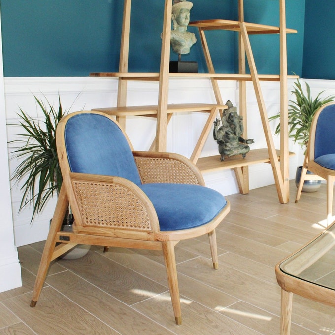 canapé bois laiton cannage velours bleu ciel plante verte parquet