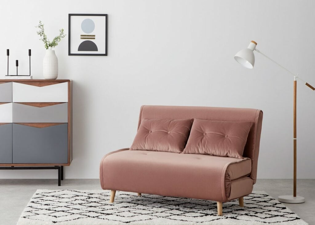 canapé rose velours coussin capitonné tapis noir blanc