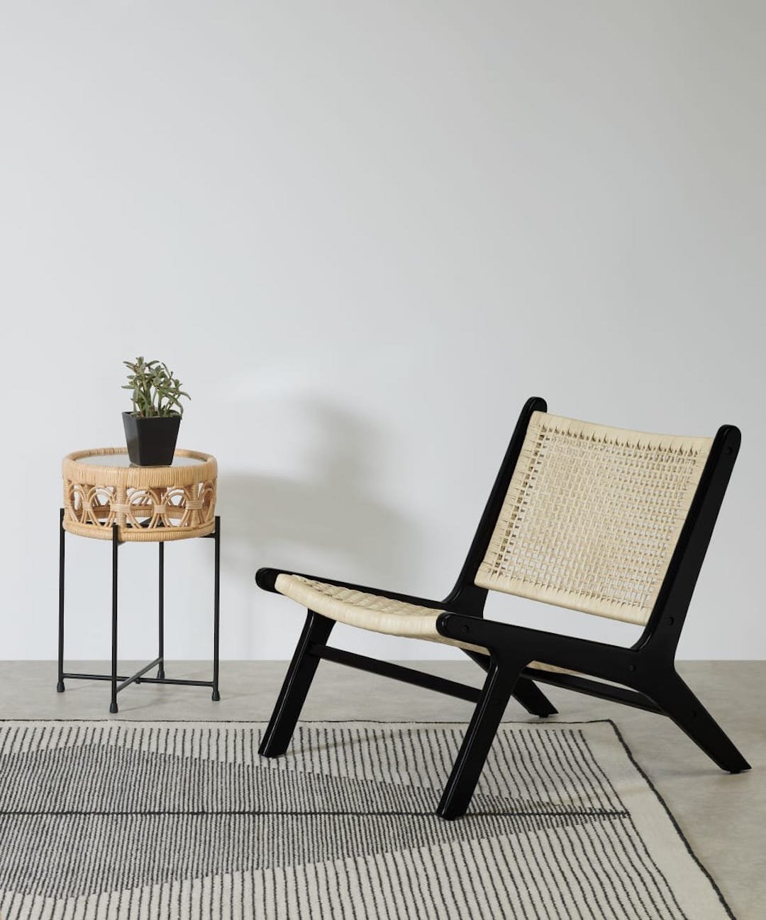 chaise fauteuil d'appoint noir cannage tapis tableau noir blanc deco sobre minimaliste