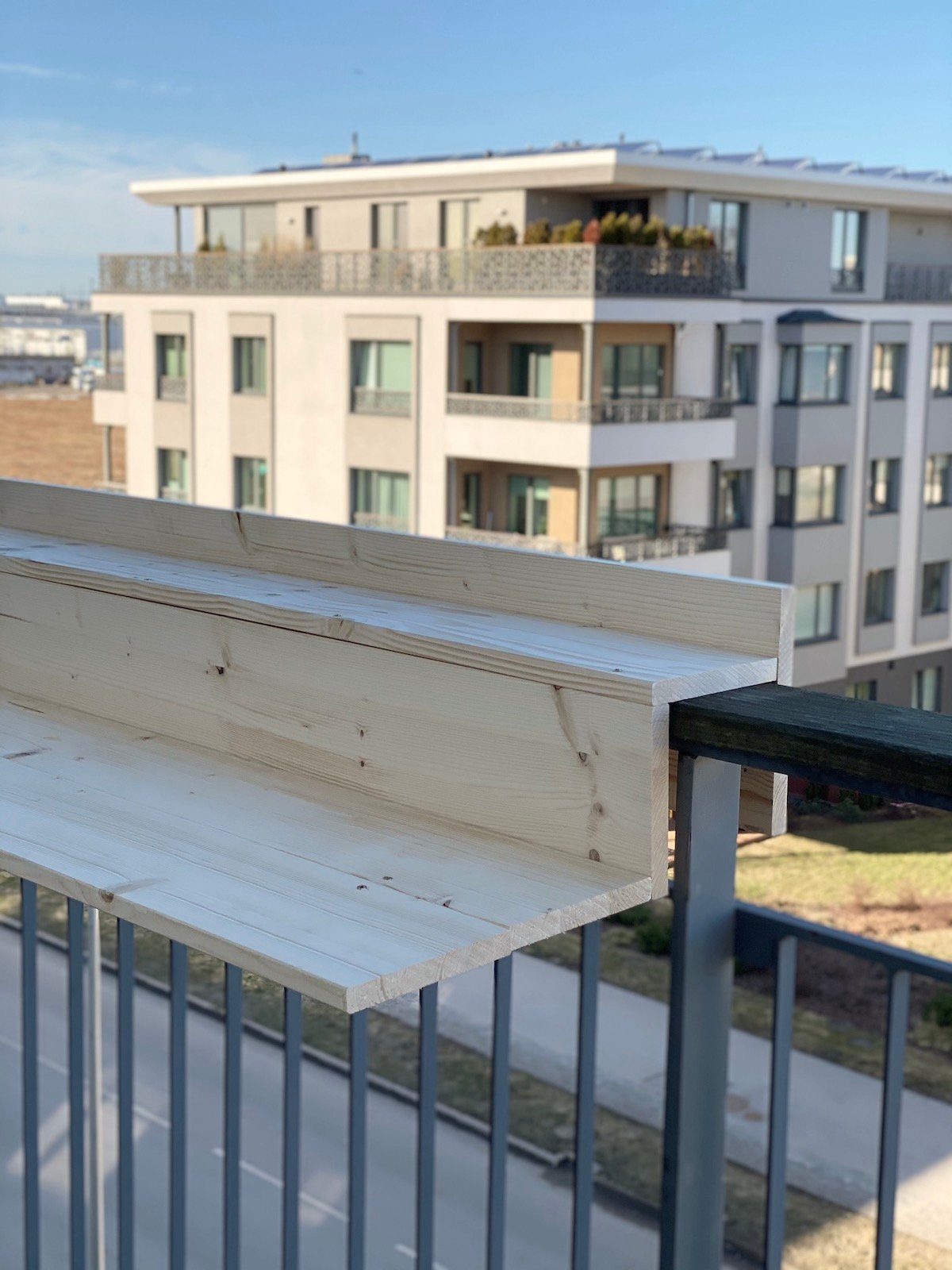 fabriquer une tablette balcon en bois pin