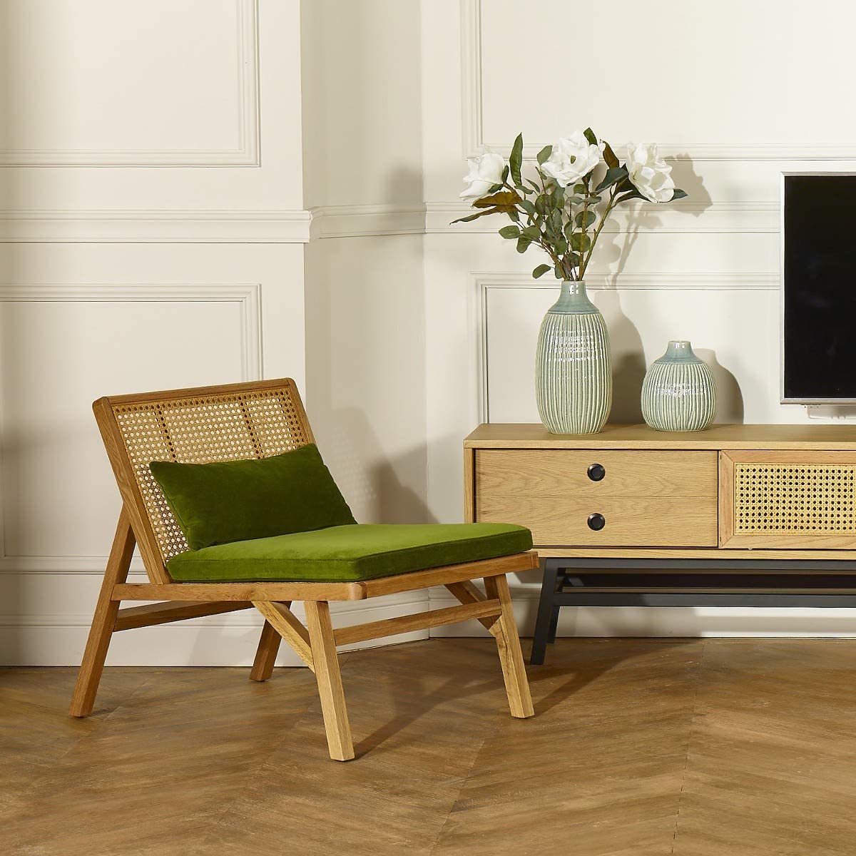 fauteuil cannage chêne clair velours vert salon rétro moulure mur blanc