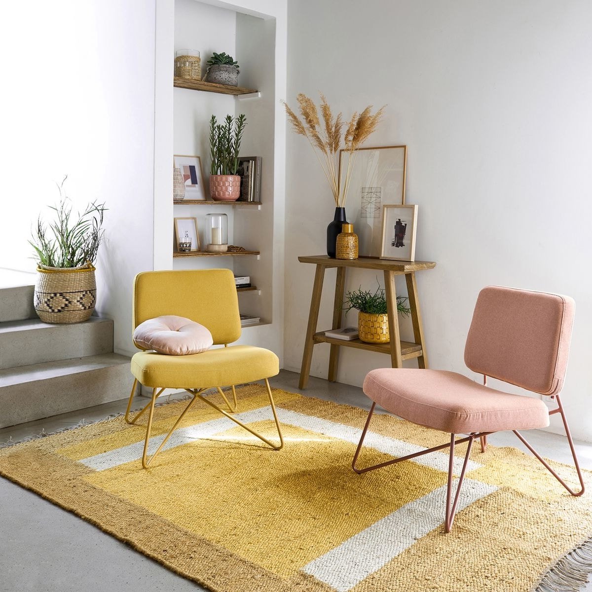 fauteuil pied épingle salon déco jaune retro tapis graphique
