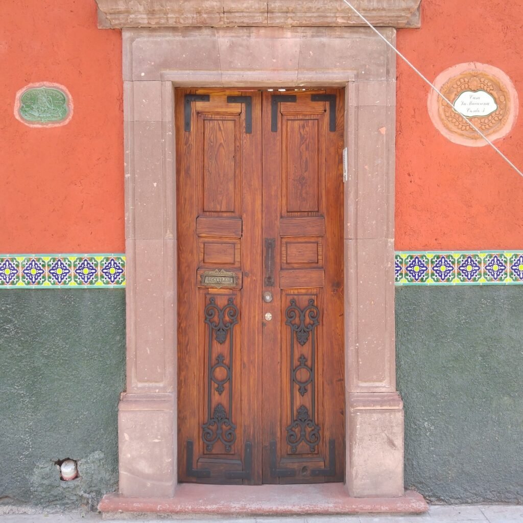 porte bois moulures mur bicolore orange saumon vert menthe vert pastel