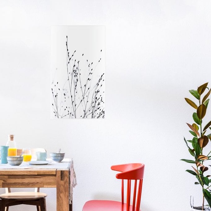 salle à manger table bois brut chaise dépareillé tableau noir