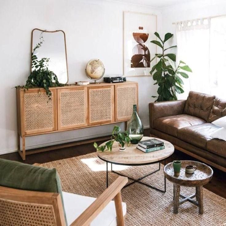 salon cannage tapis fibre naturelle table basse ronde bois canapé cuir marron