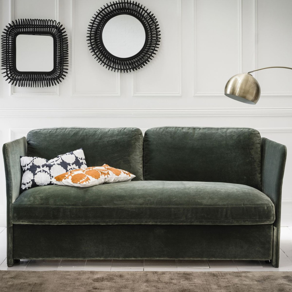 salon élégant feutré canapé vert velours lampadaire laiton rond miroir noir