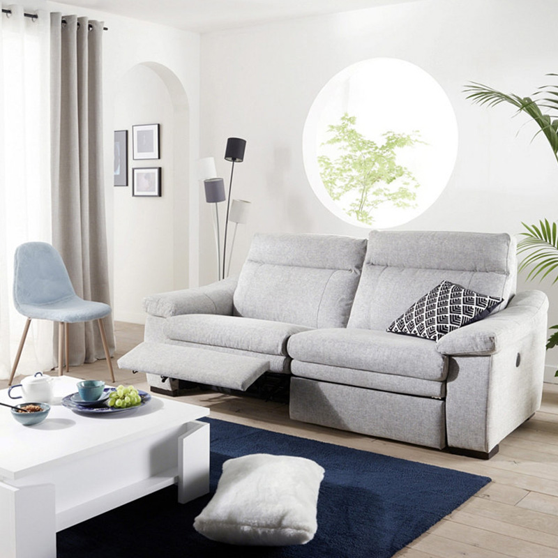 salon lumineux canapé gris clair deux places tapis bleu marine table basse blanche