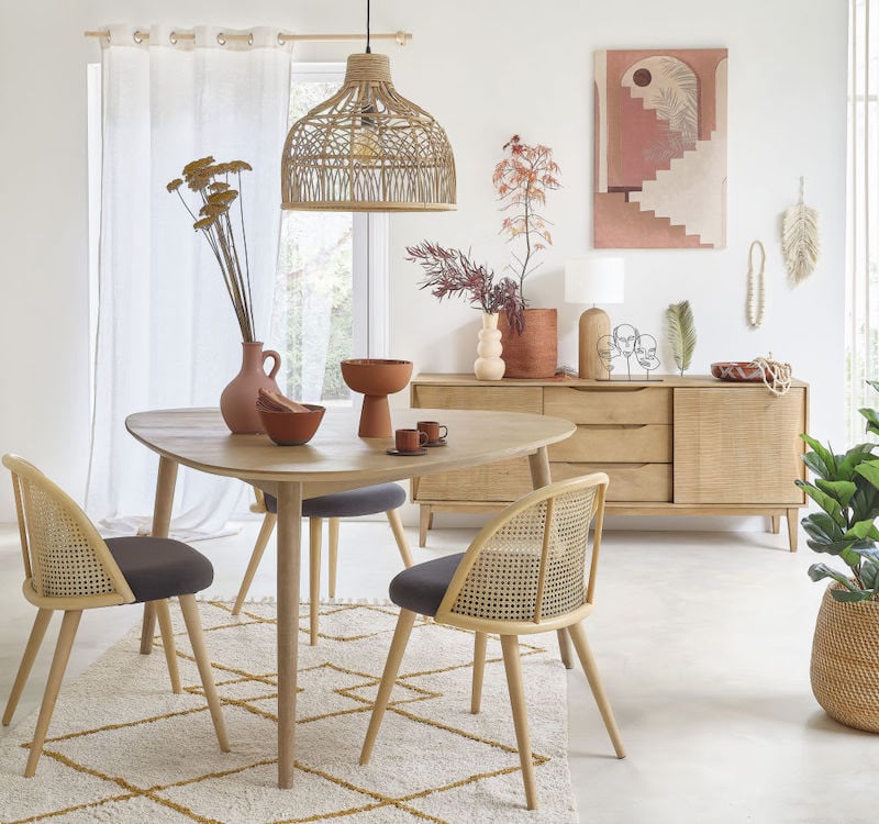 salon lumineux pastel rose gris chaise cannage mobilier boisé