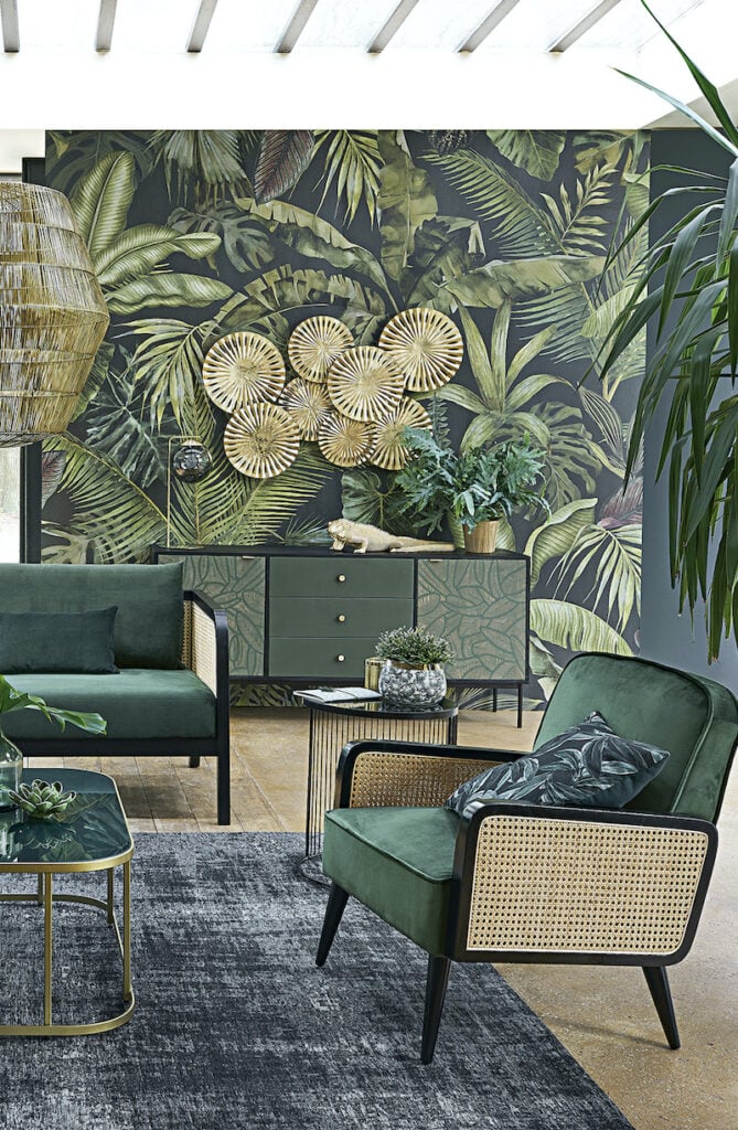 salon végétal urban jungle canapé vert velours cannage table basse laiton verre