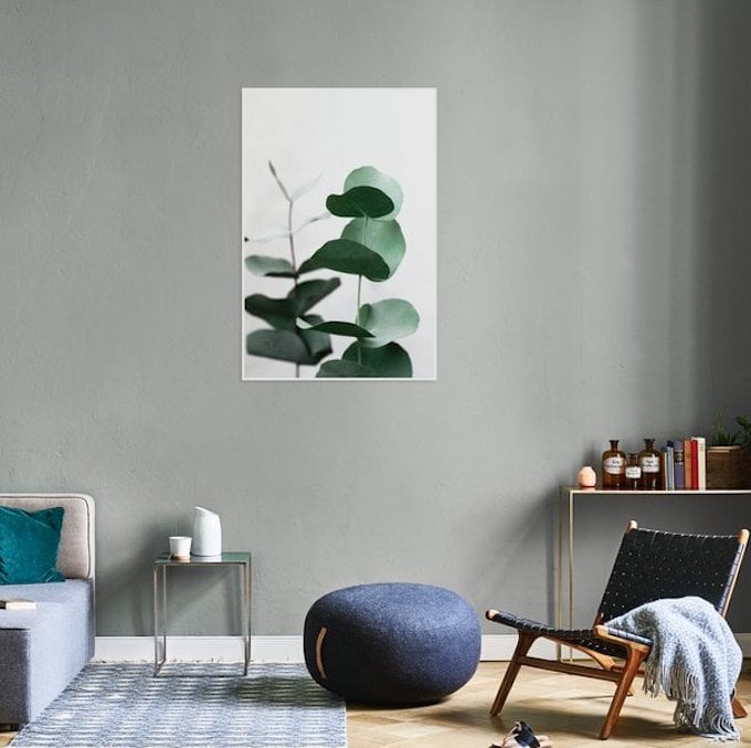 tableau végétal plante verte salon gris sobre pouf rond