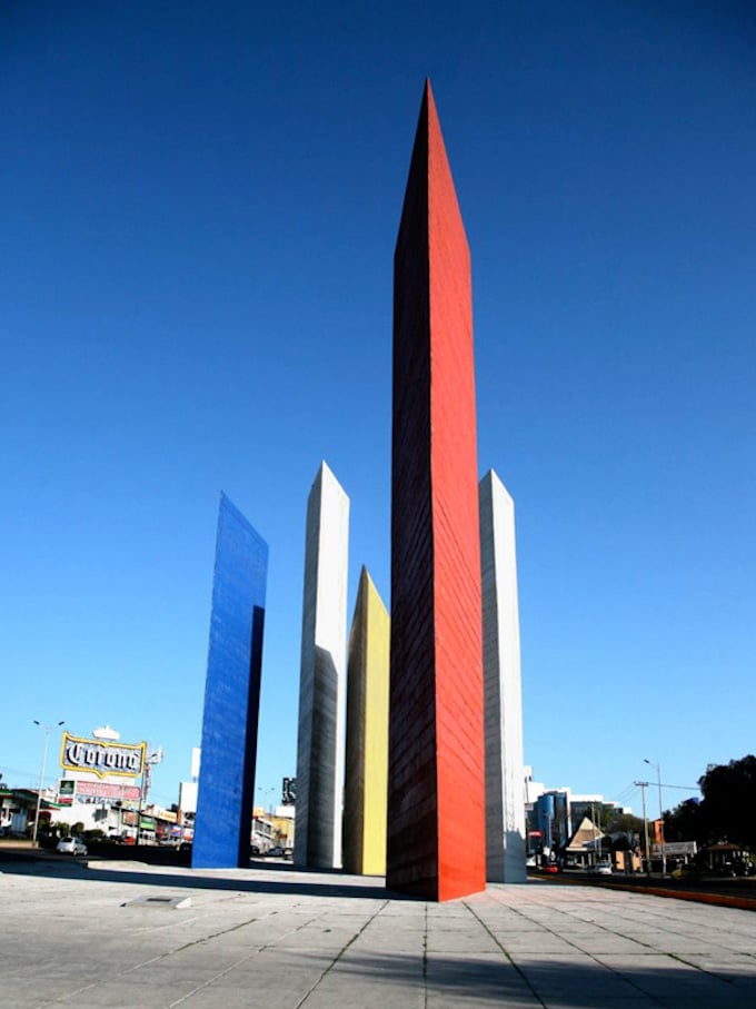 tour de satellite rouge bleu blanc jaune