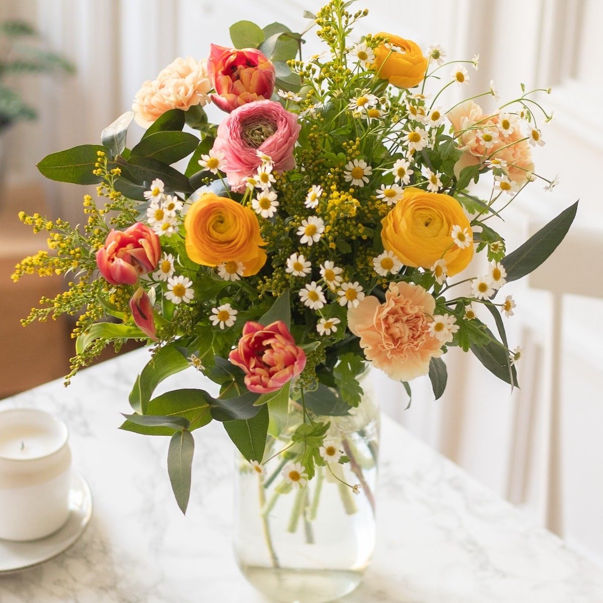 bouquet tulipe renoncule oeillet eucalyptus jaune rose