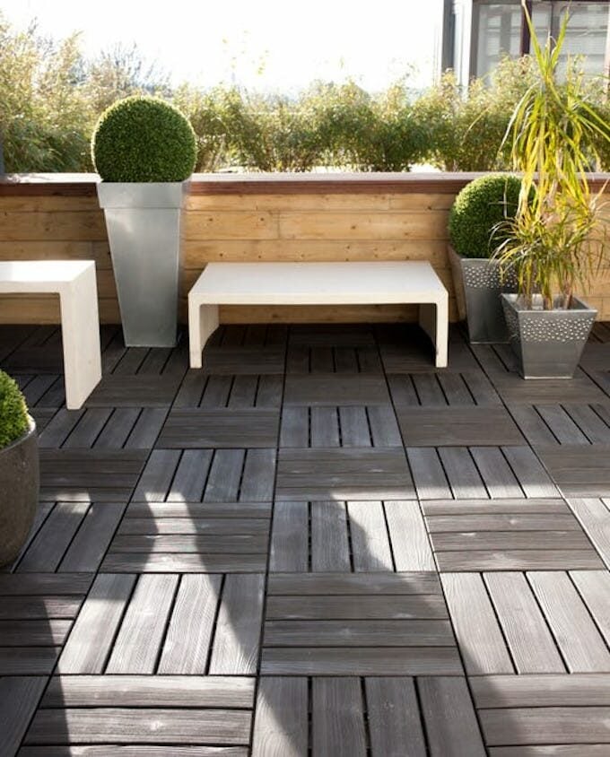 dalle clipsable noire balcon extérieur banc blanc bois