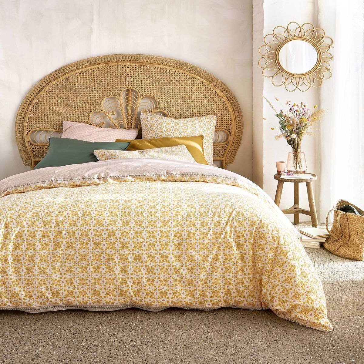 déco chambre jaune bohème tête lit rotin travaillé