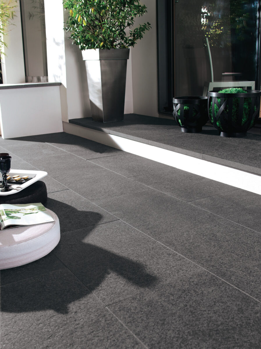 déco extérieure contemporaine sol noir granite pot plante verte