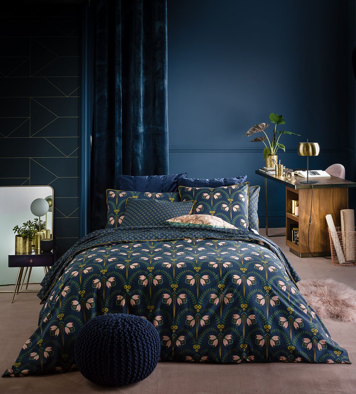 deco intérieure chambre moderne art deco feutrée mur rideau bleu velours lampe laiton