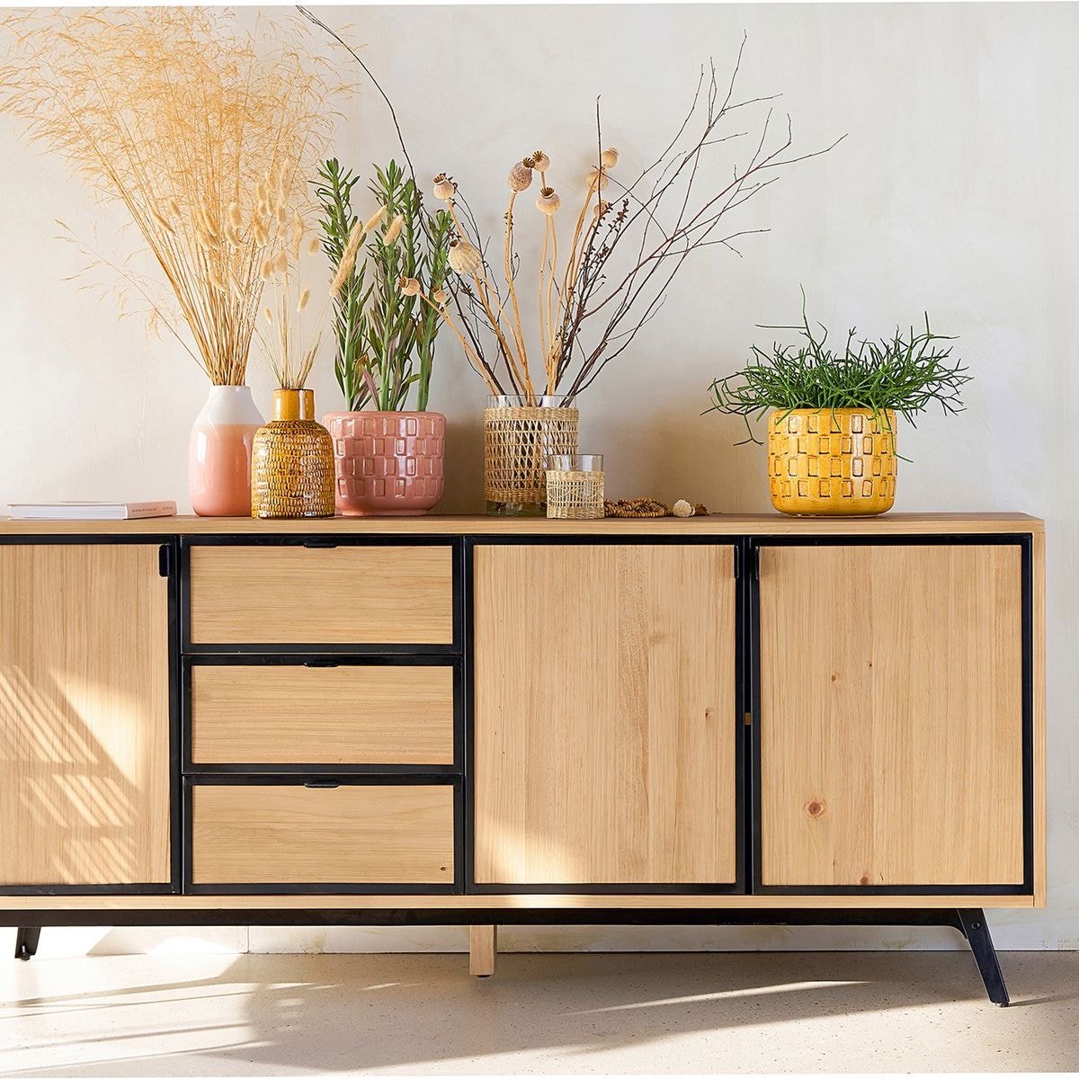 décoration accumulation vase coloré buffet bas rangement bois noir